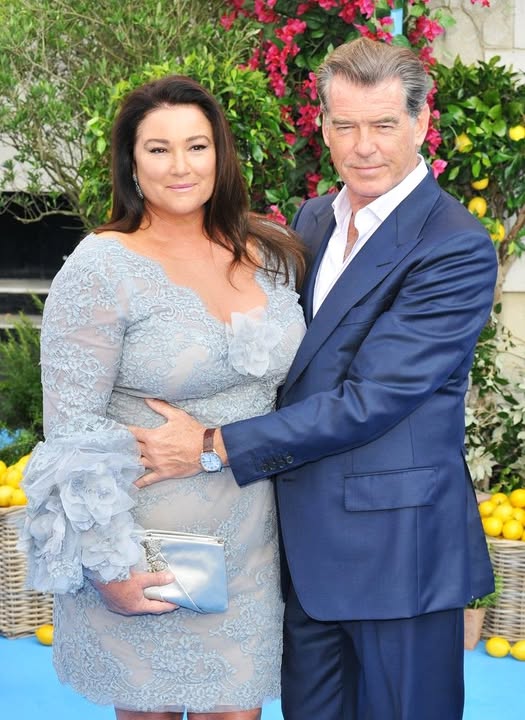 “Me encanta cada curva y pliegue de su cuerpo”: Pierce Brosnan defiende a su esposa de 100 kg contra los críticos de su apariencia.