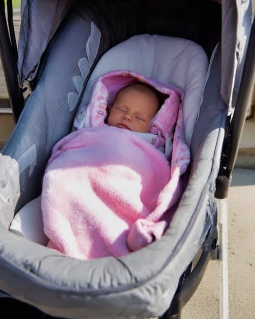 Me convertí en madre a los 56 años cuando un bebé fue abandonado frente a mi puerta; 23 años después, un desconocido apareció y dijo: «¡Mira lo que tu hijo te ha estado ocultando!»