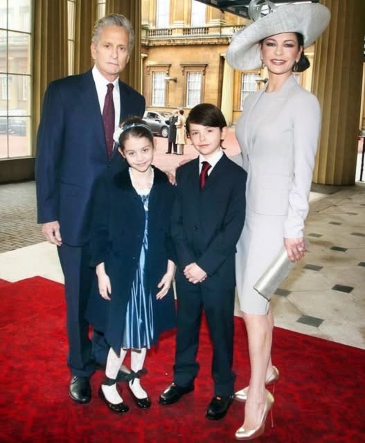 ¡Salió tomada del brazo de su padre!: Douglas, de 81 años, visto con su hija de 22 junto a Catherine Zeta-Jones