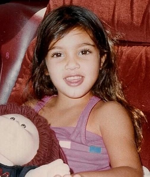 ¡”El brillante futuro espera!” ¿Puedes adivinar de qué celebridad es esta foto de su niñez?