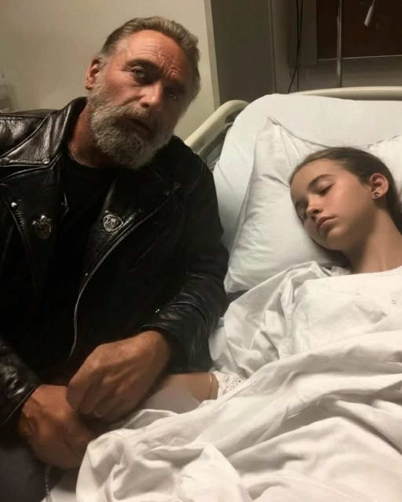 Un motociclista visitó a mi hija en coma todos los días durante seis meses — entonces descubrí su mayor secreto.