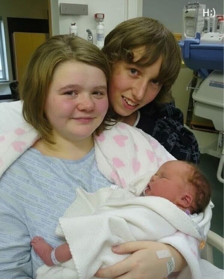 The 14-year-olds who stunned Britain — a South Wales school romance that shifted overnight into national headlines as April Webster and Nathan Fishbourne became the country’s youngest parents at just fourteen, navigating shock, scrutiny, and the life-altering reality of welcoming baby Jamie while still children themselves