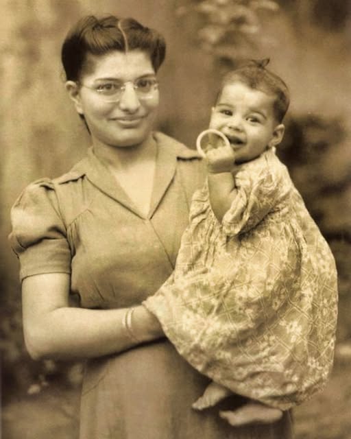 Foto rara de 1947 muestra a una futura leyenda del rock siendo un bebé con su madre: ¡¿Puedes adivinar en quién se convirtió?!