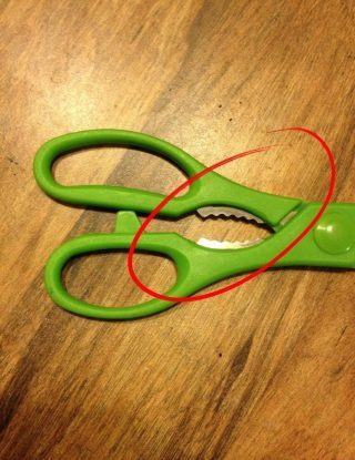 A cosa serve la parte forbici da cucina? (Stai ignorando uno strumento geniale.)
