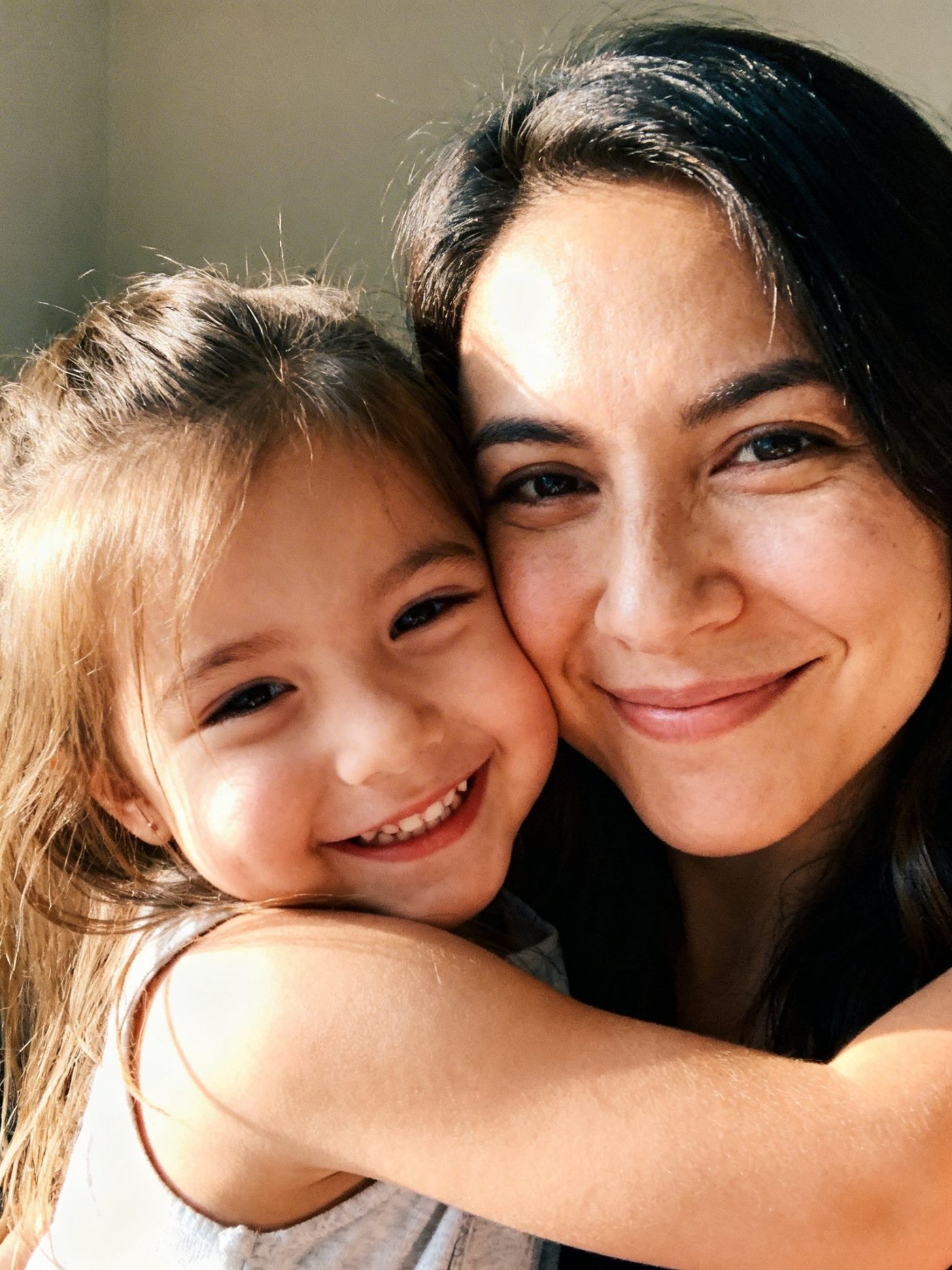 Crié a mi hermana en secreto… hasta que mi madre volvió a reclamarla años después