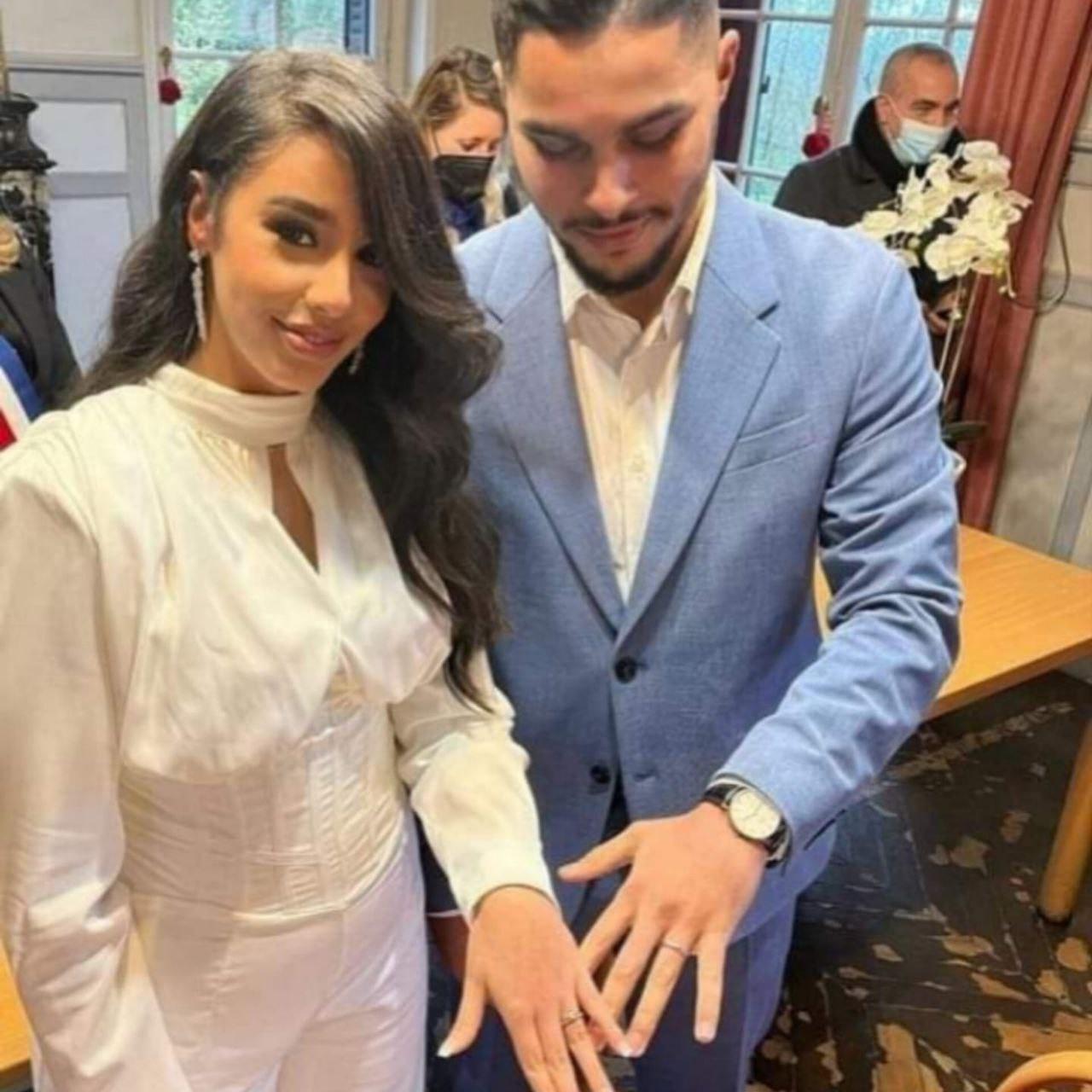 Si sposano e mostrano gli anelli. Lui va in bagno, lei lo segue e scopre che…Altro…