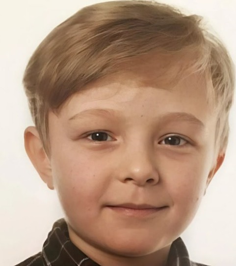 In questa vecchia foto d’infanzia c’è un ragazzo che oggi quasi tutti conoscono. Ma allora nessuno poteva immaginare che, pochi anni dopo, la sua voce sarebbe stata ascoltata da milioni di persone.