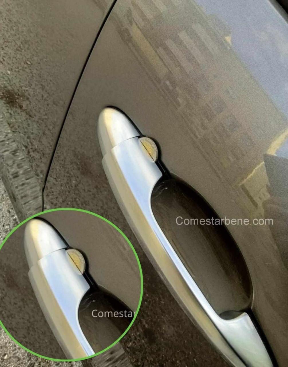 Ho lasciato la mia macchina nel parcheggio 🤔 Quando sono tornato, ho notato una moneta incastrata nella maniglia della portiera del passeggero 😲 ero confuso, poi ho capito 😯 Fate attenzione, dovete sapere a cosa serve… Io ho chiamato la polizia! 👇🏻