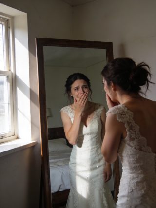 Puse mi vestido de novia de hace veinte años a la venta en internet por cincuenta euros. Y la chica que vino a probárselo no buscaba una ganga. Solo quería sentirse guapa durante una hora, antes de que la vida volviera a caerle encima.