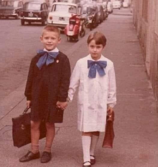 In foto erano compagni di classe, ora sono SUPER famosi: loro sono G…Altro…